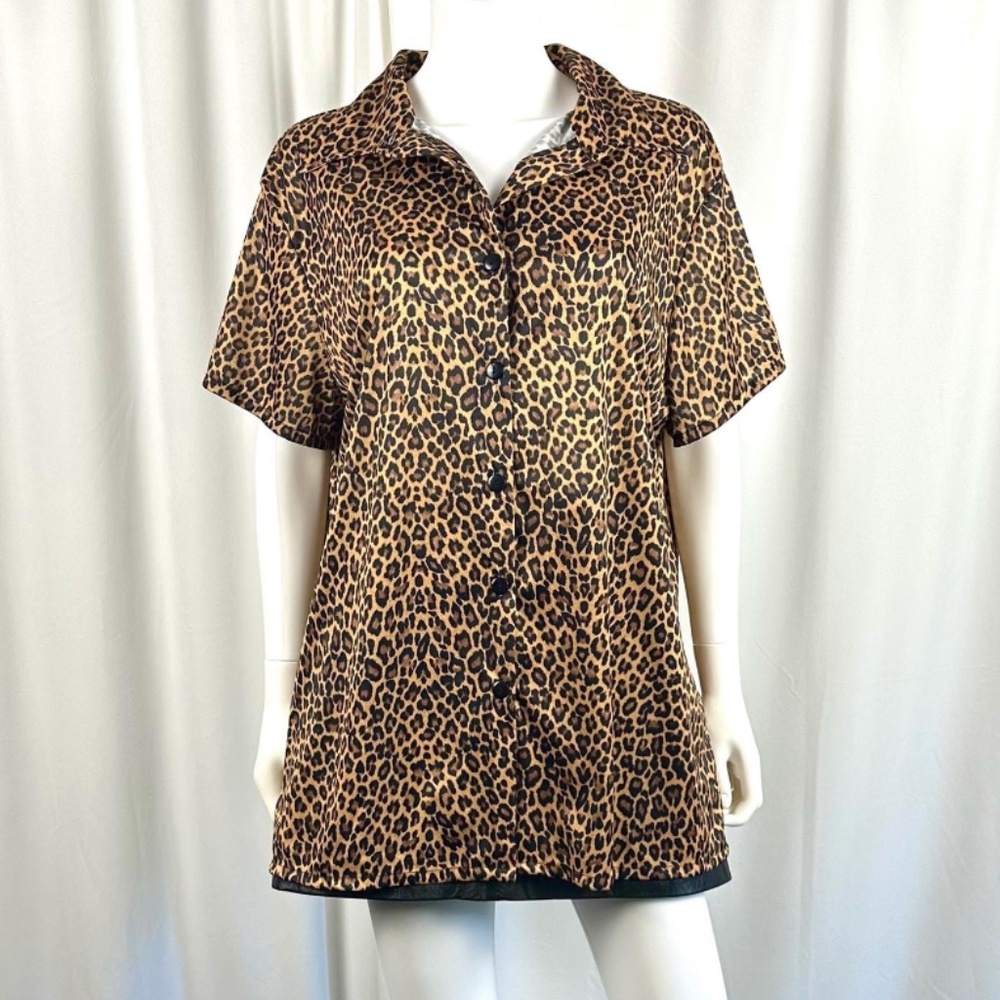 Vintage 1990’s 2000’s ‘Street Code’ Cheetah Short Sleeve Blouse • Tee Shirt • XL